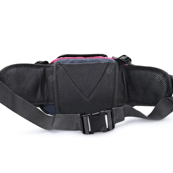 This waist bag has multiple pockets for saving different items. - Picture 3 of 4